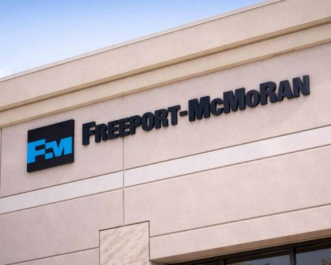 Freeport-McMoRan stock hits a 52-week high, then cools — FCX traders track gold’s $5,100 run and Fed week