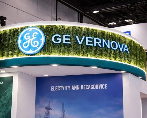 GE Vernova stock rises as $1,087 target lands, but “oversupply” talk clouds the trade