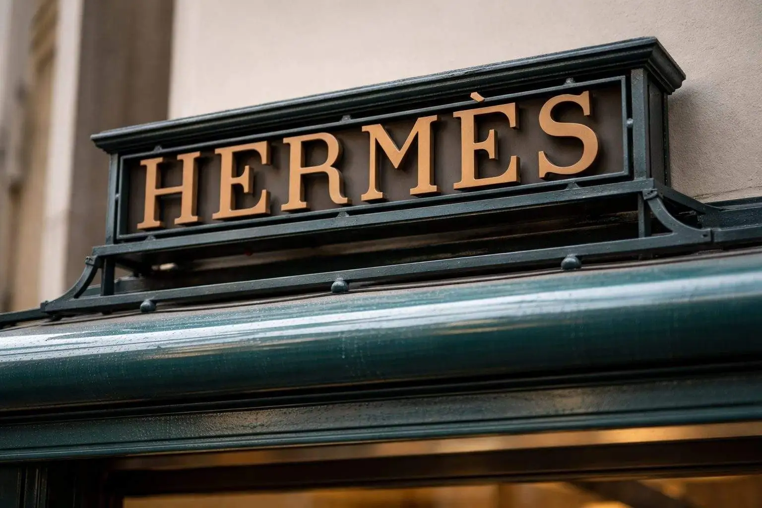 Hermes stock: why RMS.PA slid on Friday and what investors watch next week