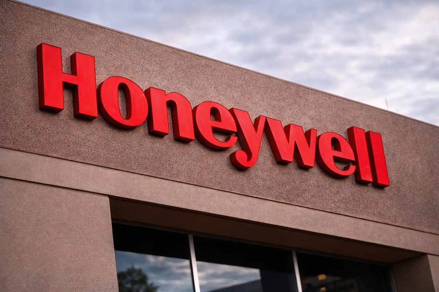 Honeywell stock cools after earnings pop as breakup clock and 2026 outlook take center stage