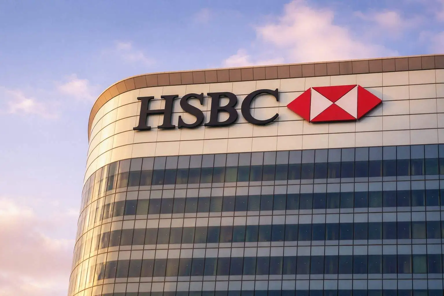HSBC share price holds near 52-week high as FTSE dips on Trump tariff threat — what to know next