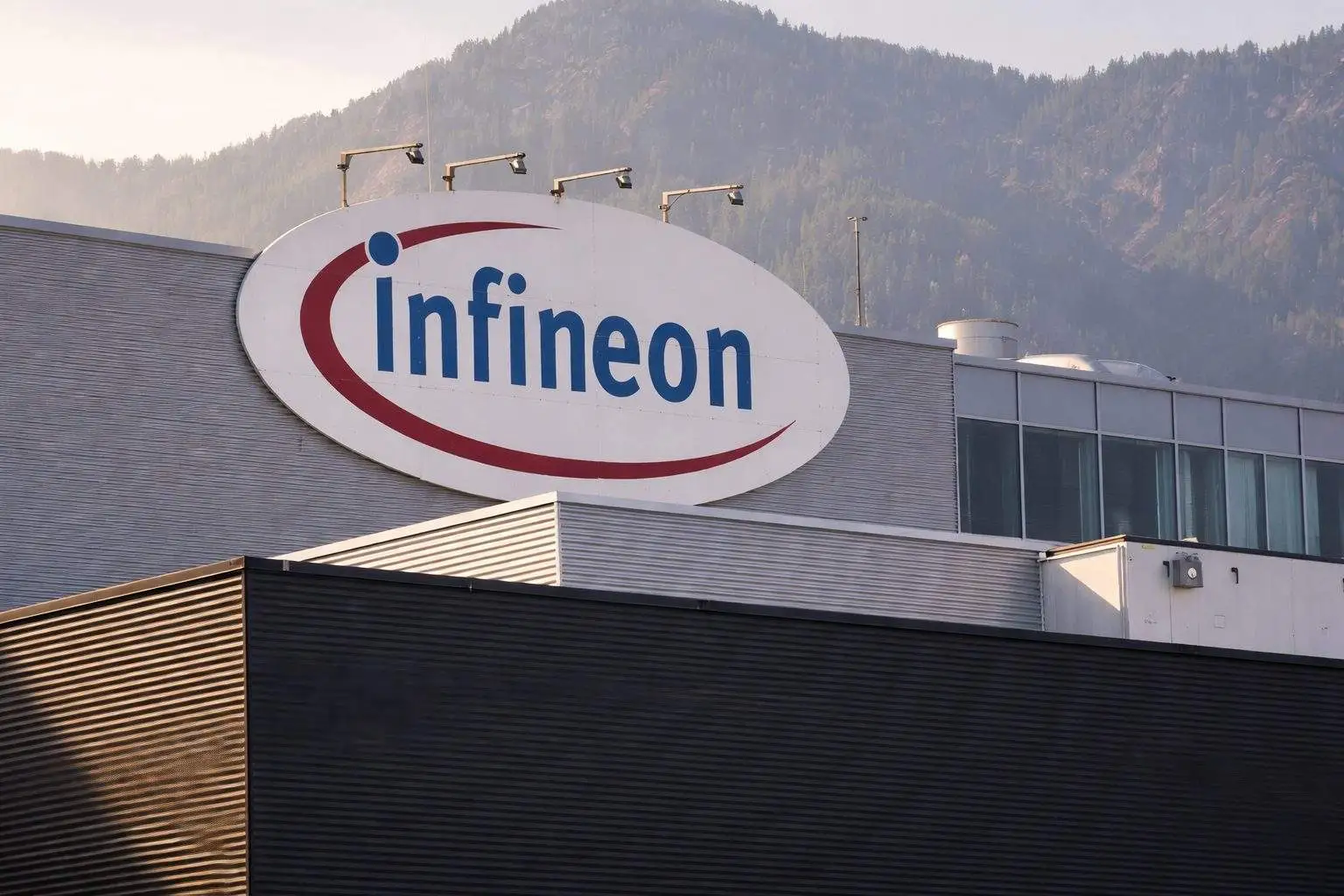 Infineon stock closes at €41.93 — what could move IFX when Frankfurt reopens