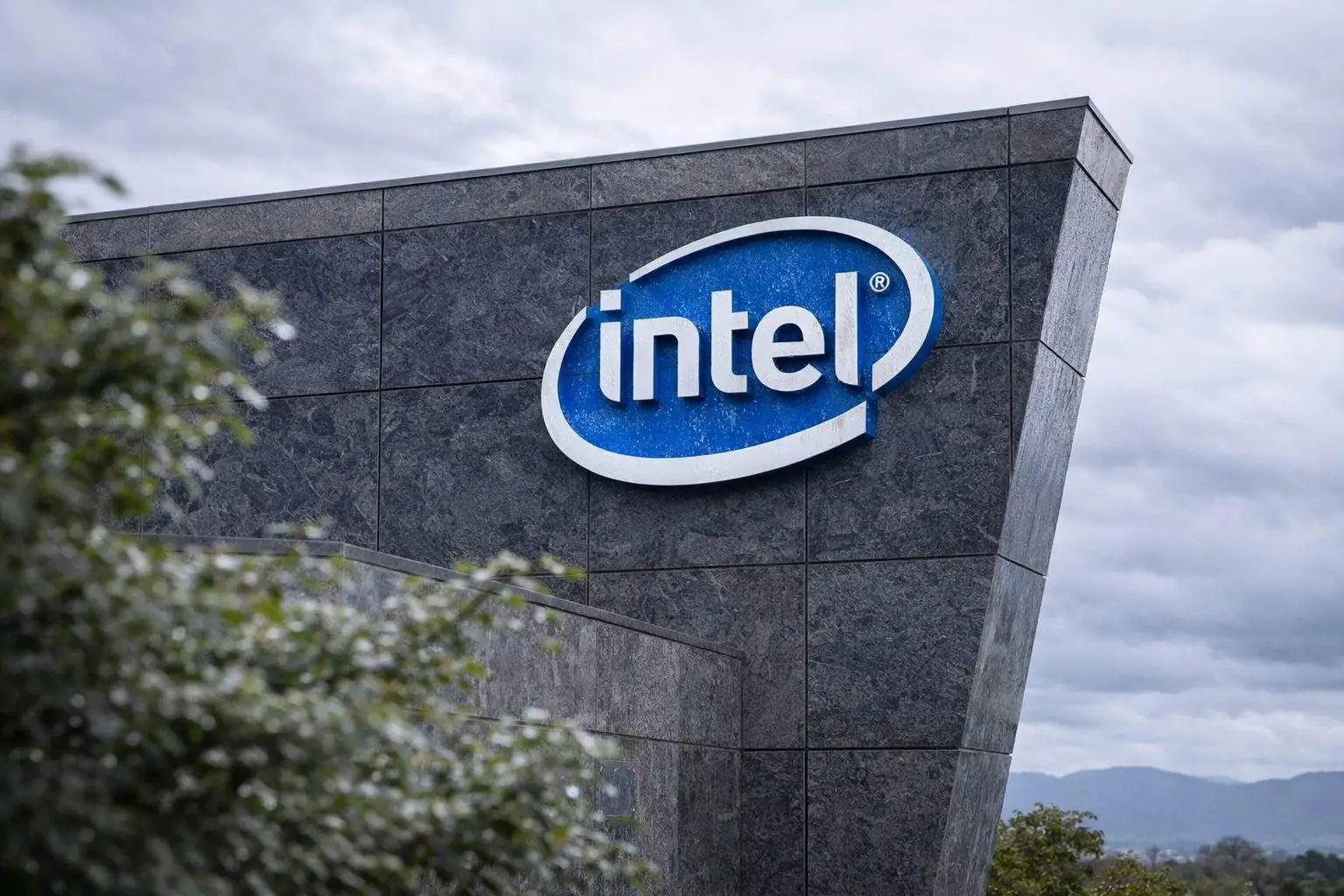 Intel stock slides again after weak outlook — what comes next for INTC?