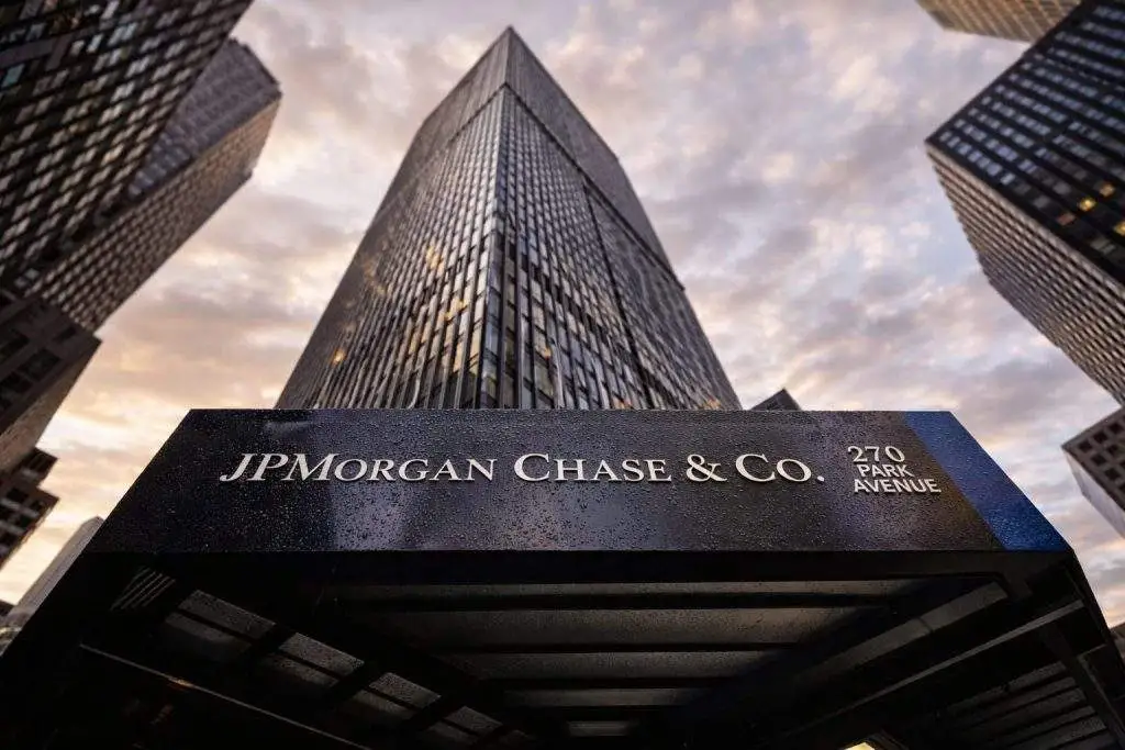 JPMorgan stock price slips 2% as JPM heads into Fed week with Trump lawsuit, UK deal