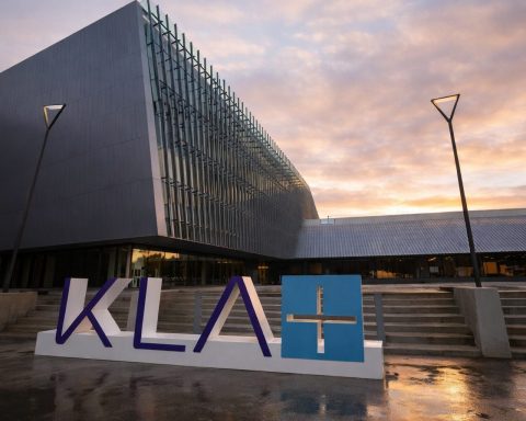 KLA stock price holds near a fresh high after analyst upgrades — what’s next for KLAC