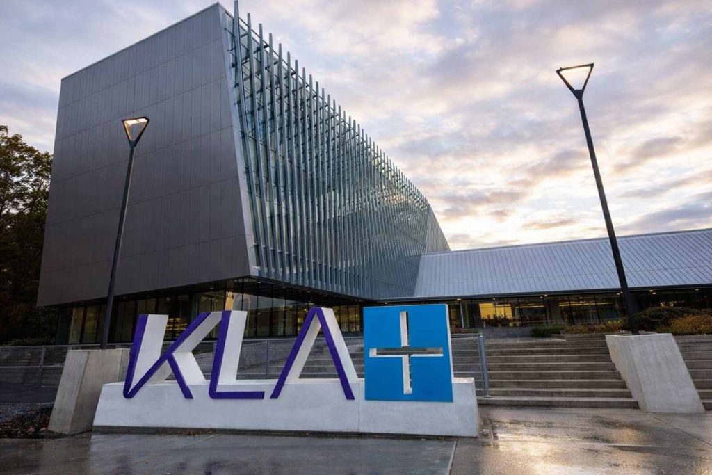 KLA stock sinks 5% in late-day slide; analysts lift targets ahead of Jan. 29 results