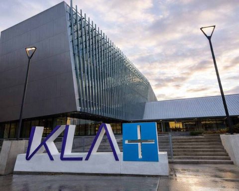 KLA stock sinks 5% in late-day slide; analysts lift targets ahead of Jan. 29 results