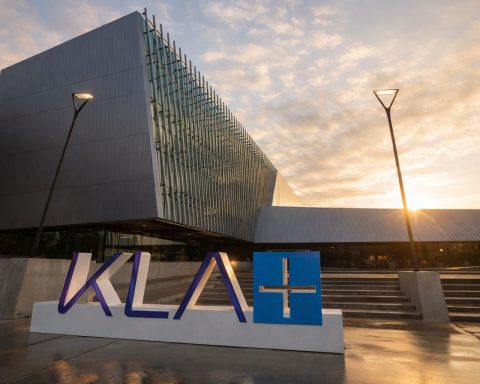 KLA stock slips despite fresh Wall Street upgrades — here’s what’s driving KLAC now
