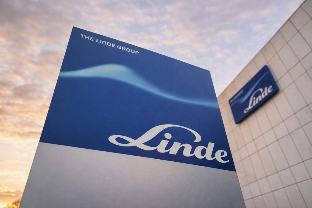 Linde plc stock price: LIN slips into long weekend as investors brace for the next catalyst