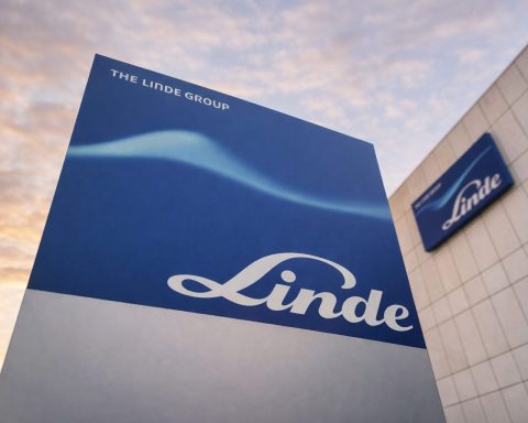 Linde plc stock price: LIN slips into long weekend as investors brace for the next catalyst