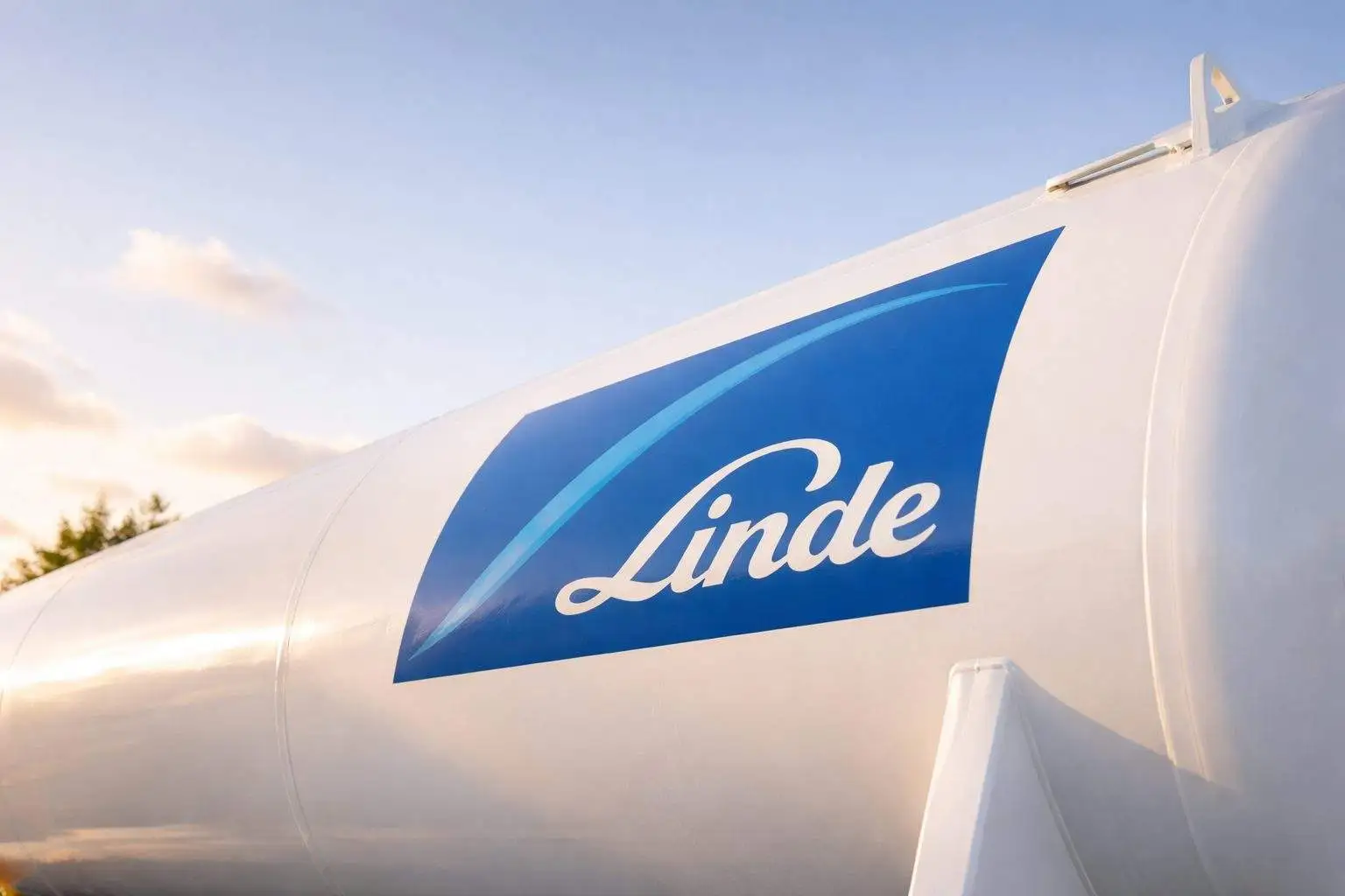 Linde stock price: LIN heads into MLK Day market shutdown — what traders watch next
