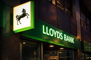 Lloyds share price slips under £1 as UK housing cools and results near