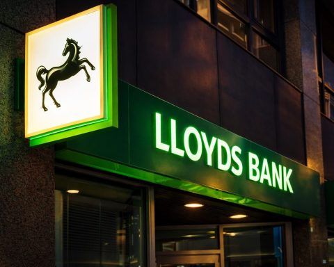 Lloyds share price slips under £1 as UK housing cools and results near