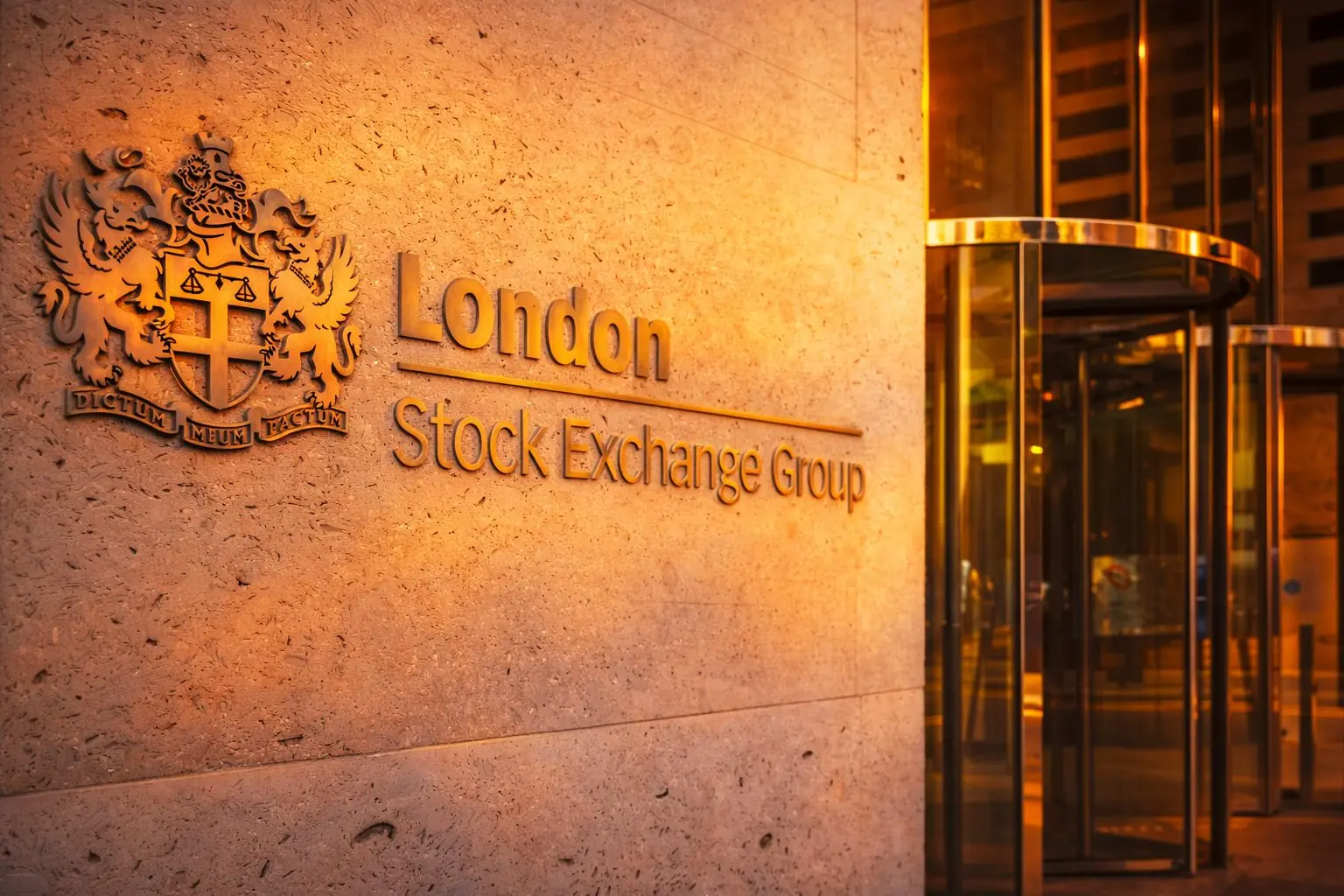 LSEG stock dips as FTSE 100 breaks 10,000 — buyback filing and key catalysts ahead