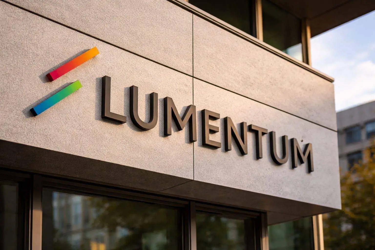 Lumentum stock jumps 4% to $385 — what’s driving LITE and what traders watch next