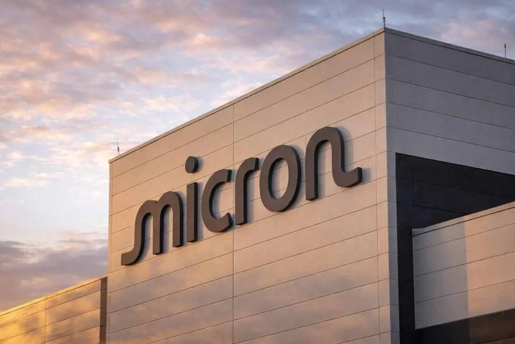 Micron (MU) stock falls 6% as oil shock rattles tech, even after new 256GB server-memory samples