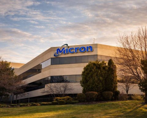 Micron stock hovers near $400 as memory prices climb; insider sale notice and Apple earnings in focus