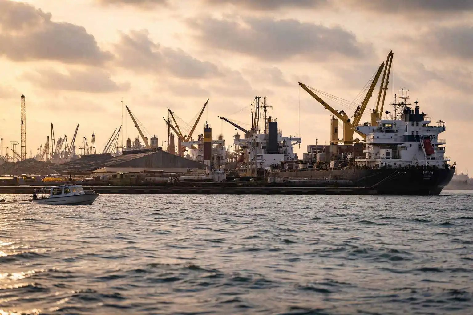 Oil prices rebound on Trump Iran “armada” warning as Kazakhstan outage drags on
