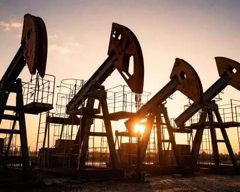 Oil prices rise as U.S. winter storm cuts output; Brent, WTI steady on Kazakhstan supply return