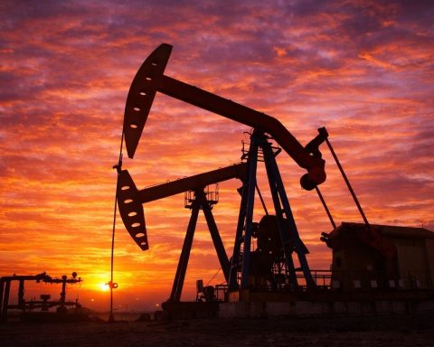 Oil stocks brace for Monday after Trump’s Venezuela push; Exxon calls it “uninvestable”