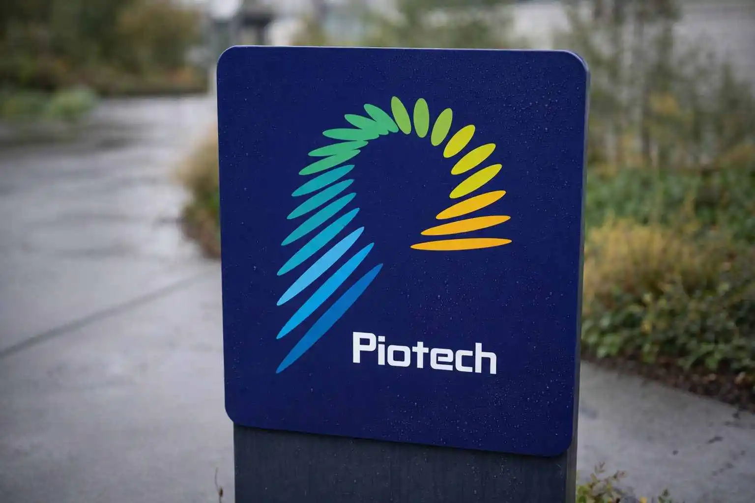 Piotech Class A stock slips in Shanghai as tech rally cools and GDP looms