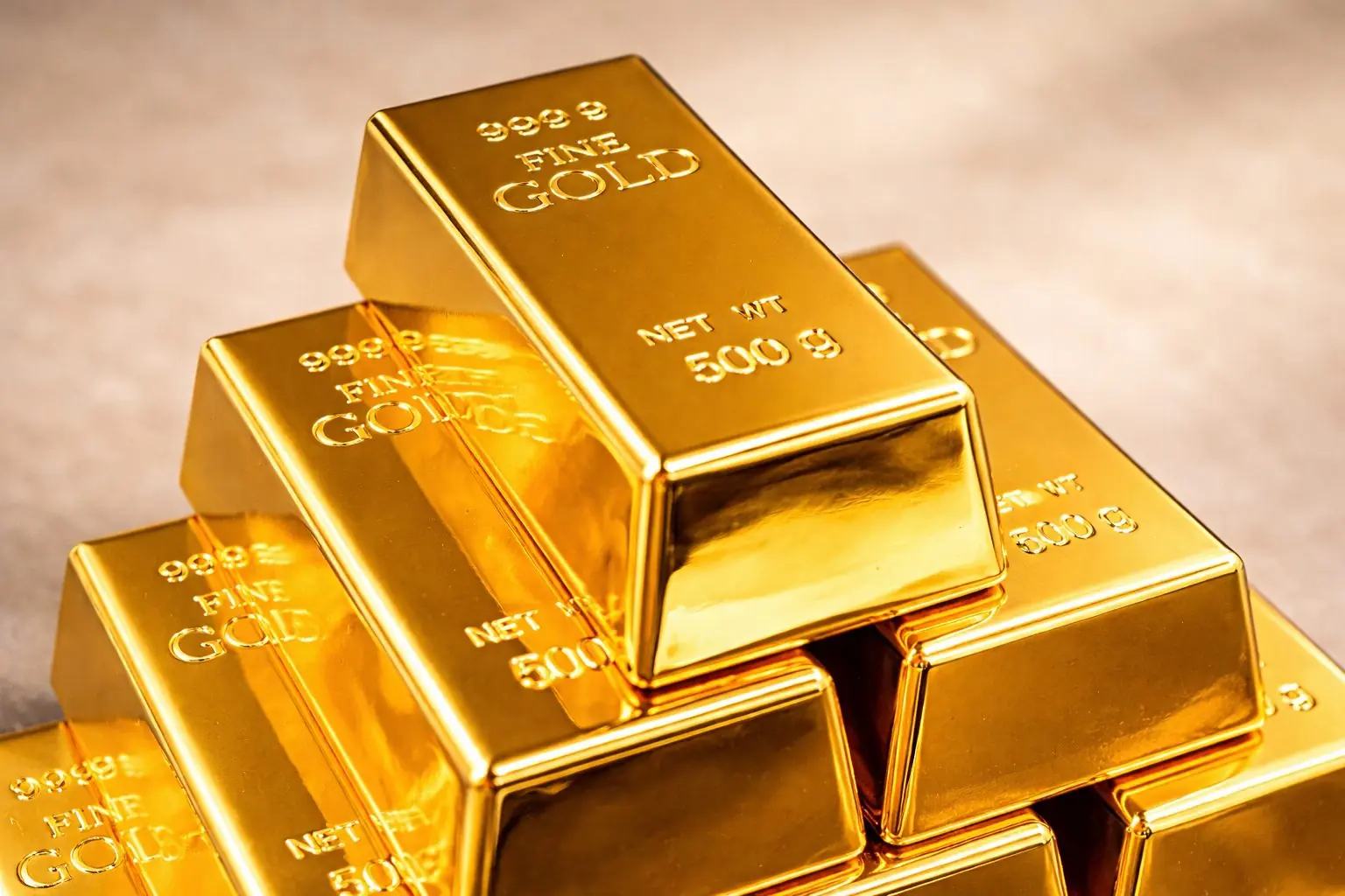 Powell DOJ threat shakes markets: gold tops $4,600 as dollar slips and Dow futures dip