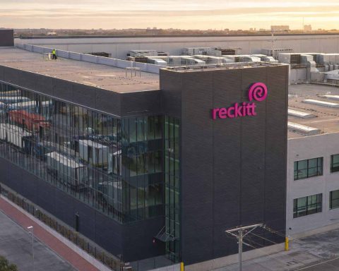 Reckitt Benckiser share price slips as buyback rolls on and £1.6bn special dividend vote nears