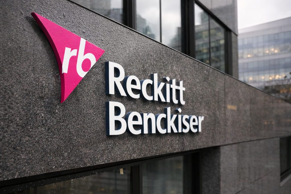 Reckitt share price slides in London: what RKT investors are watching ahead of the special dividend vote