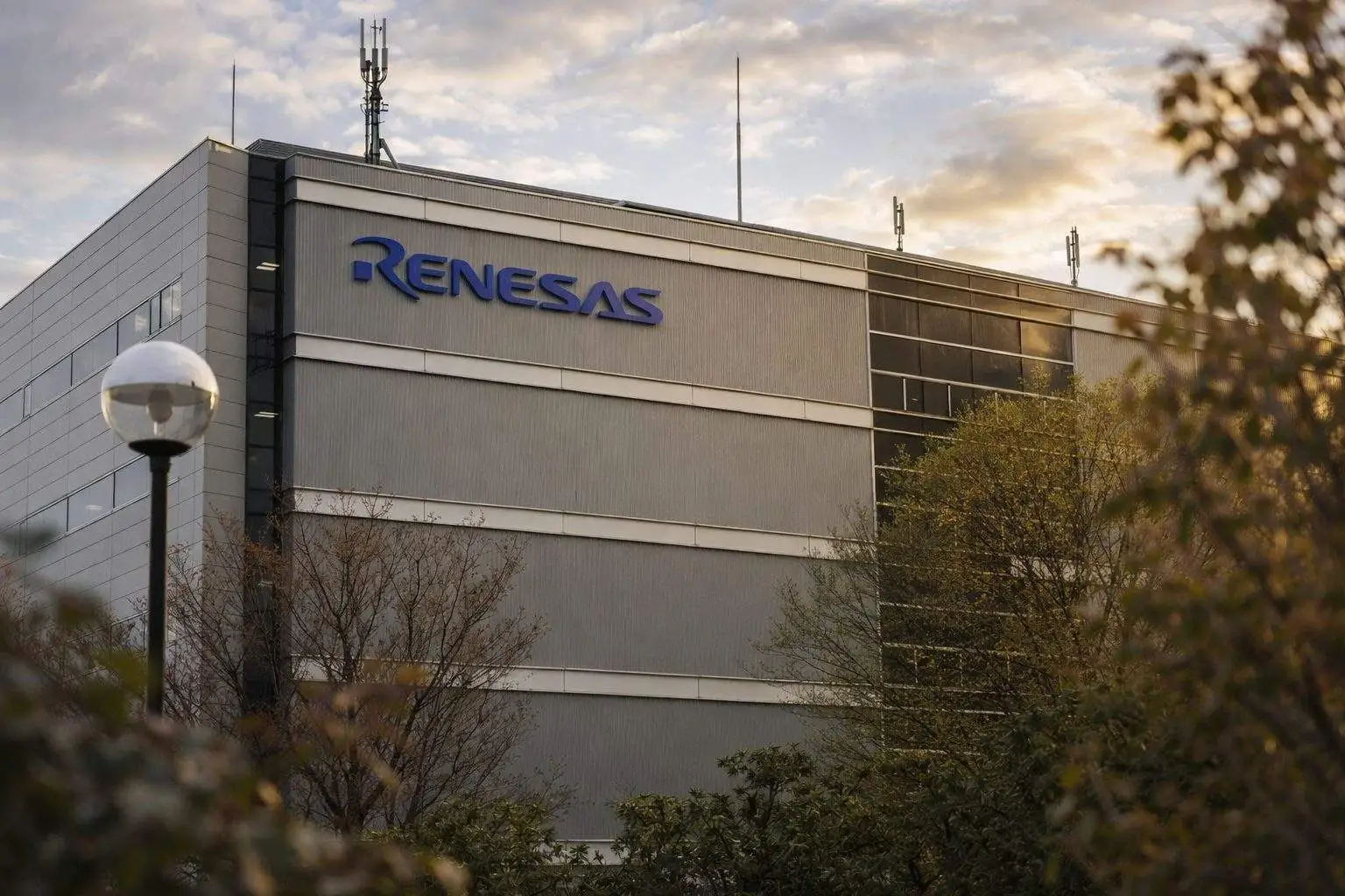 Renesas stock price slips in Tokyo as yen firms on tariff jitters; Feb 5 results loom