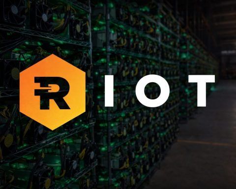 RIOT stock rises as bitcoin climbs; Riot’s data-center pivot and $500 million share-sale plan in focus