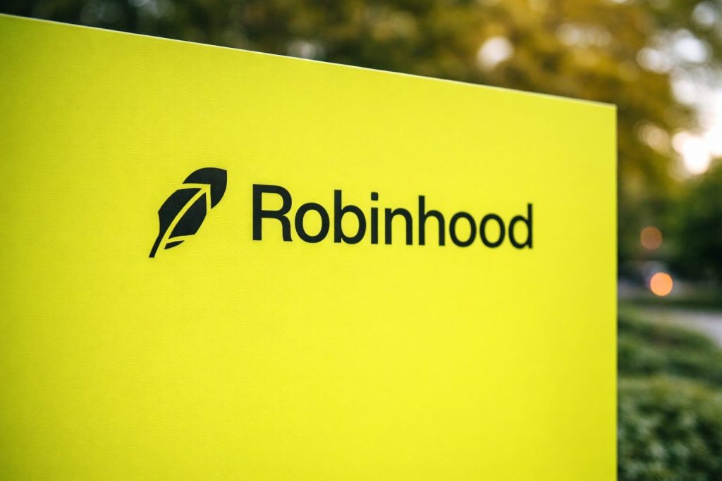 Robinhood stock dips as Senate crypto bill delay keeps HOOD in focus