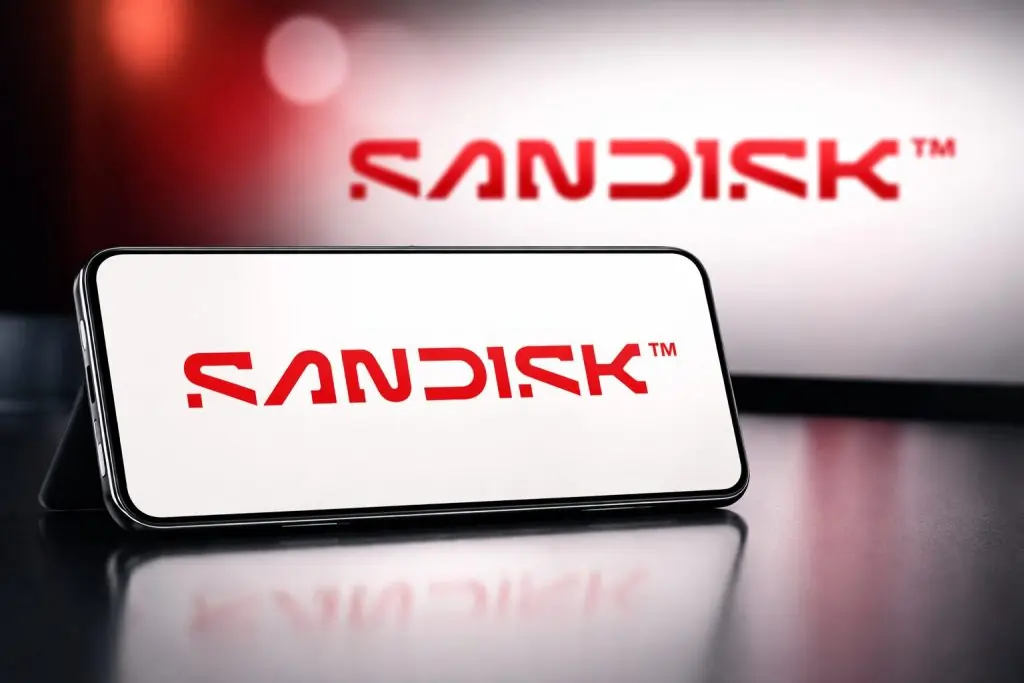 Sandisk stock hits fresh 52-week high after CES “Optimus” rebrand as memory-supply story drives swings