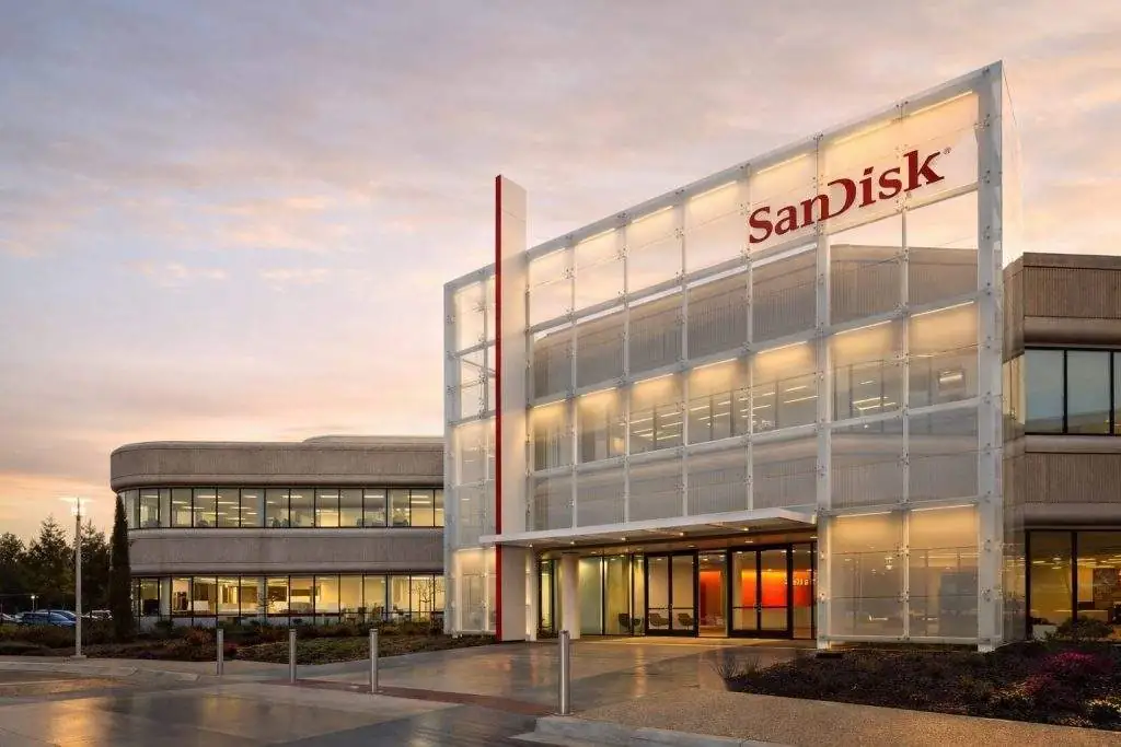 Sandisk stock price today: SNDK holds near $500 as short-squeeze talk and filings keep traders wary