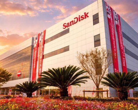 Sandisk stock today: SNDK ends last session up nearly 16% after board pick, with traders eyeing Jan. 29 earnings