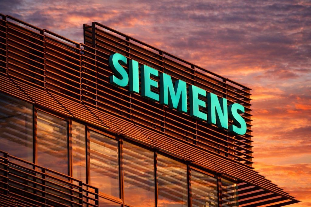 Siemens stock set for Monday focus after AI data-centre power pilot, Fitch ratings notice
