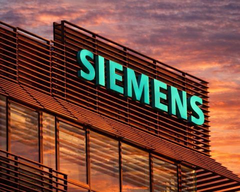 Siemens stock set for Monday focus after AI data-centre power pilot, Fitch ratings notice