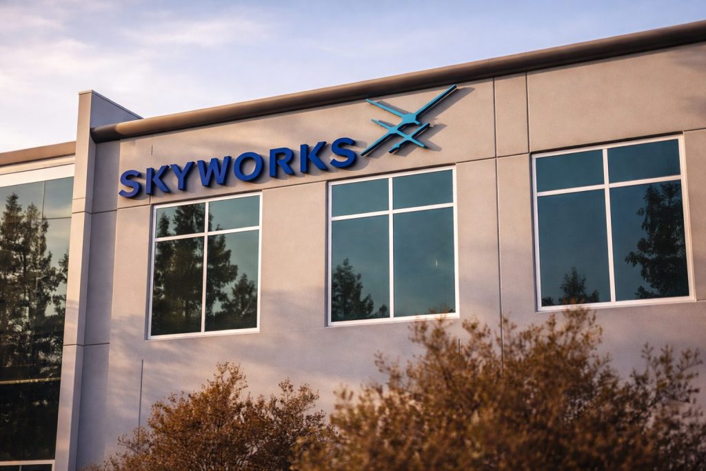 Skyworks stock price dips into the new week as Wall Street holds back ahead of earnings