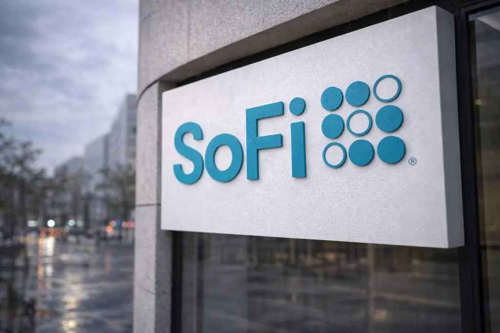 SoFi stock price slides 5% as risk-off hits growth names; what traders watch next