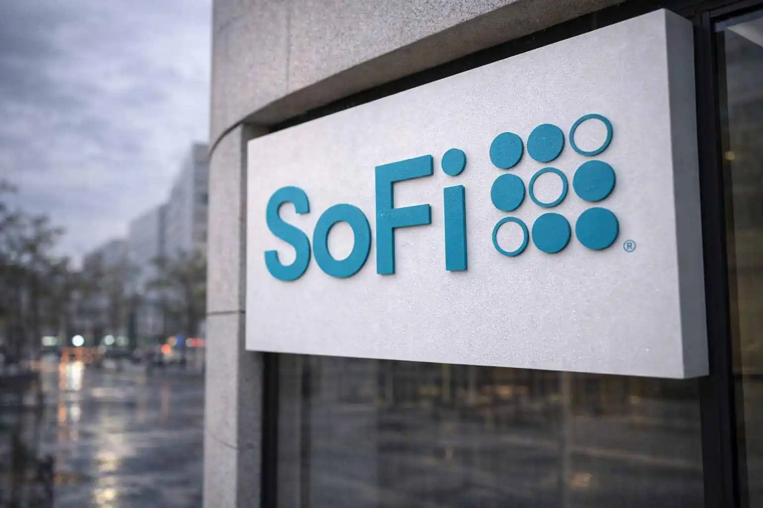 SoFi stock price slides 5% as risk-off hits growth names; what traders watch next