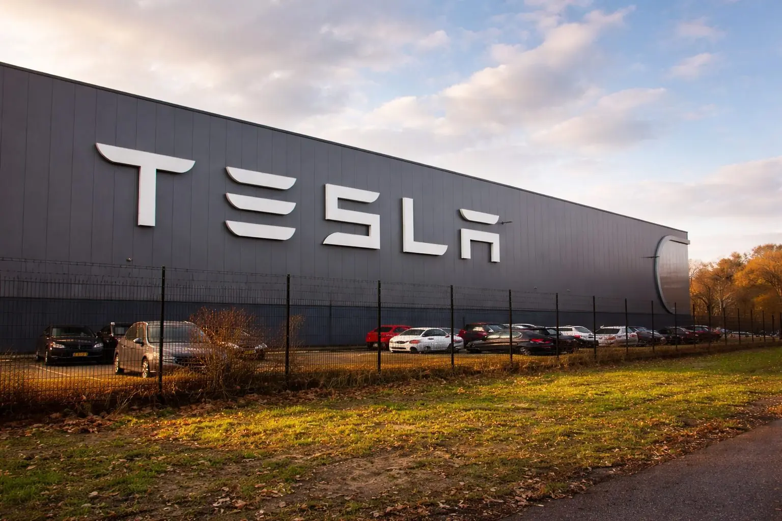 Tesla stock slips after SEC filing on top exec pay; Wall Street parses inflation