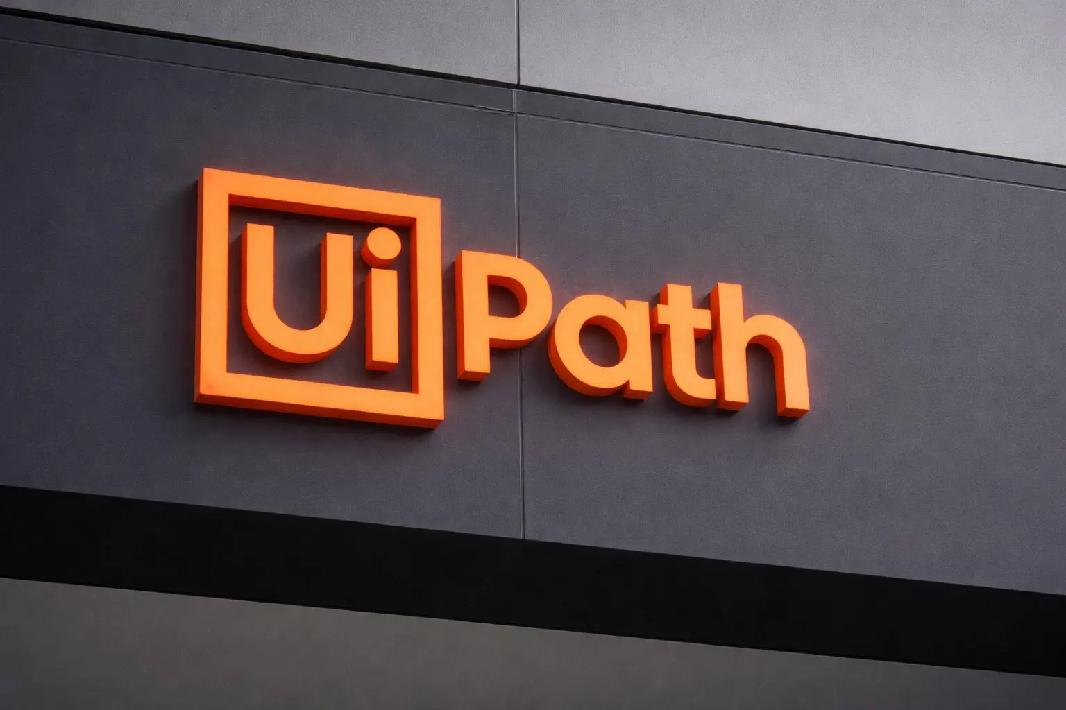 UiPath stock set for Jan. 2 open after CEO share sale, S&P MidCap 400 entry looms (PATH)