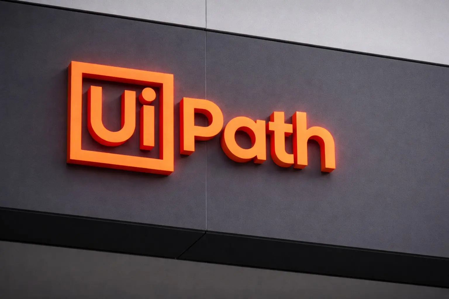 UiPath stock slides on S&P MidCap 400 debut as CEO share sales surface
