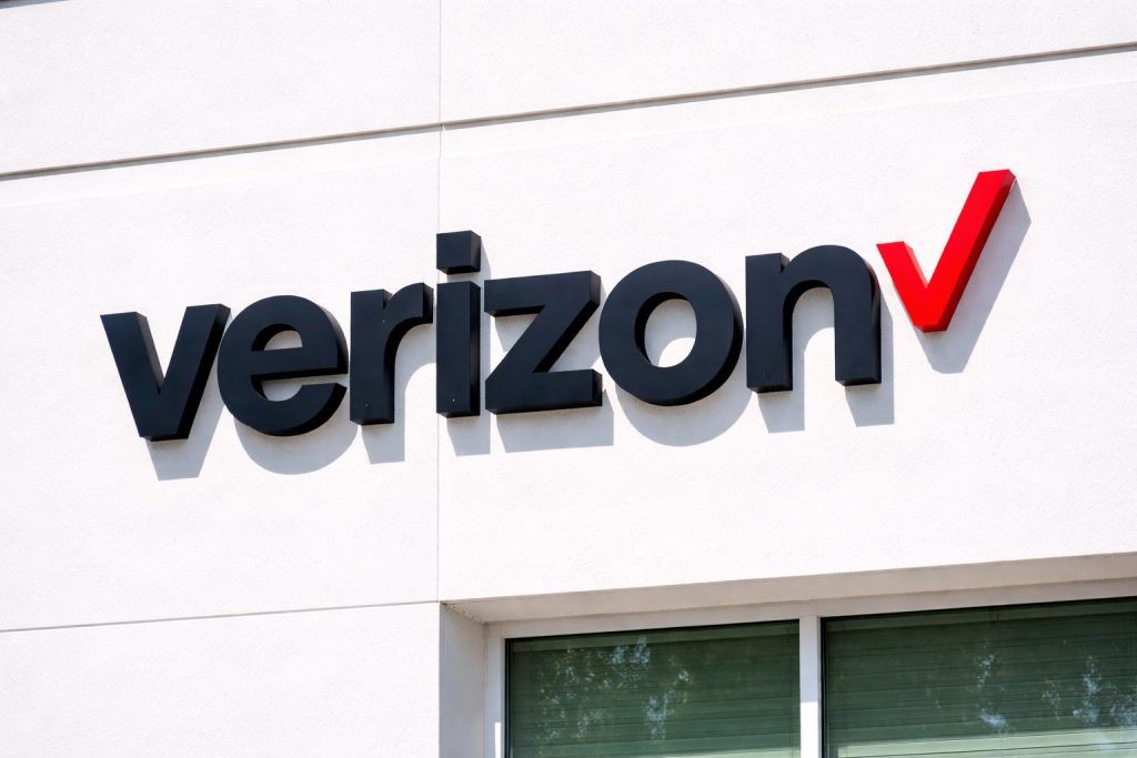 Verizon stock slips in regular trade as ex-dividend date hits, earnings loom