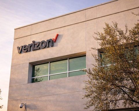 Verizon (VZ) stock slides as FCC eases phone-unlocking rule, earnings next on deck