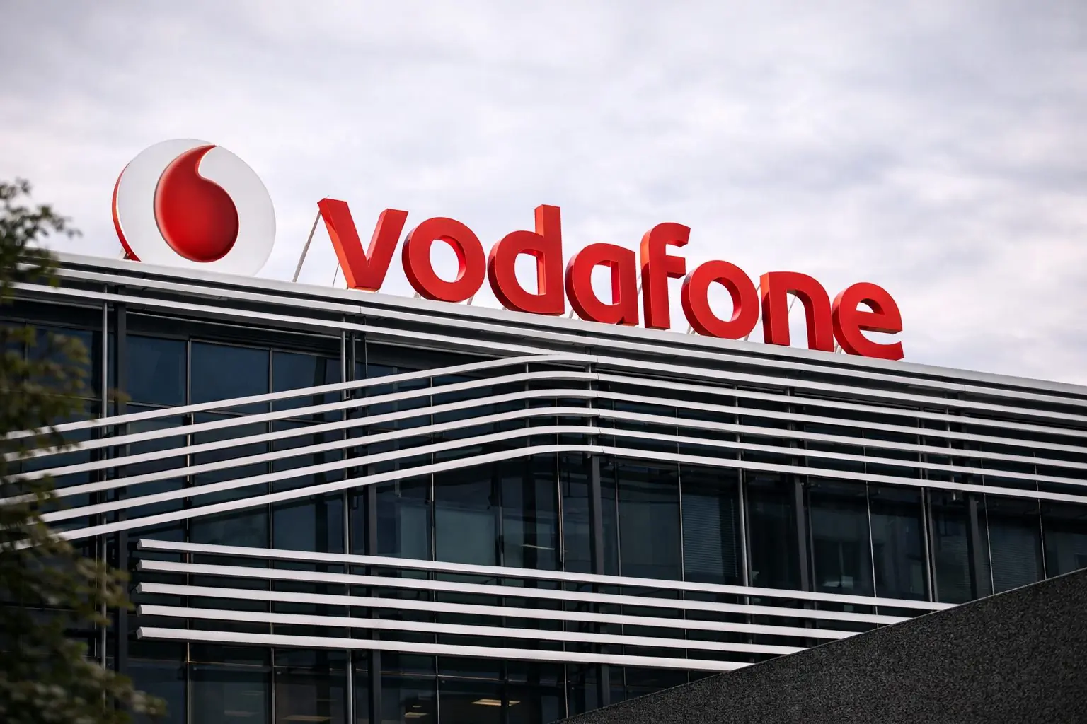 Vodafone Group Public Limited Company stock slips after buyback notice; Feb. 5 update in focus