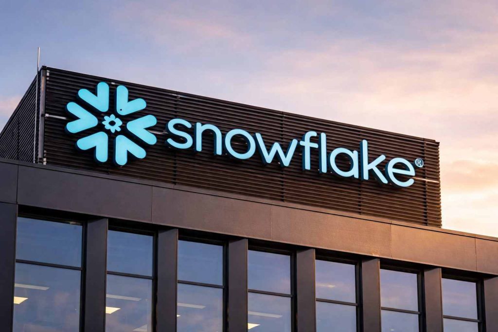 Why SNOW Stock Is Falling Again: Snowflake Nears 52-Week Low as AI Worries Hit Software