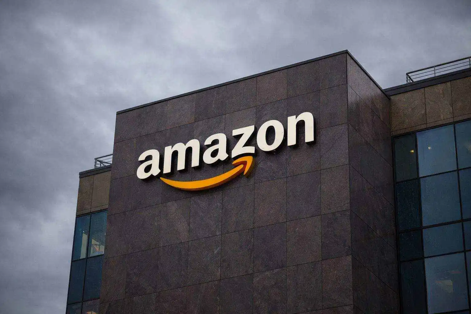 Amazon stock week ahead: What traders watch after the Amazon outage and AWS’s new healthcare AI push