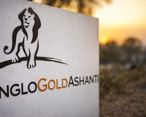 AngloGold Ashanti stock jumps 6% to a fresh high as gold swings and dividend dates come into focus