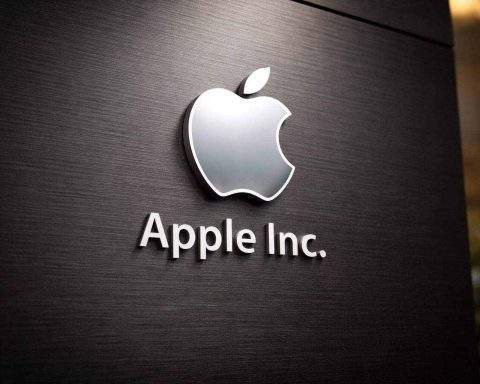 Apple stock today: AAPL steadies premarket after 5% drop as Siri AI delays and FTC letter hang over shares