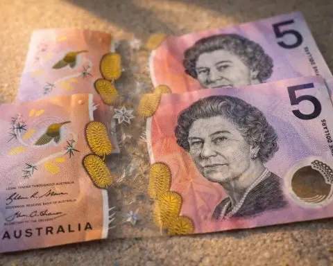 Aussie dollar breaks 71 US cents on RBA hike bets — but investors face a hidden drag